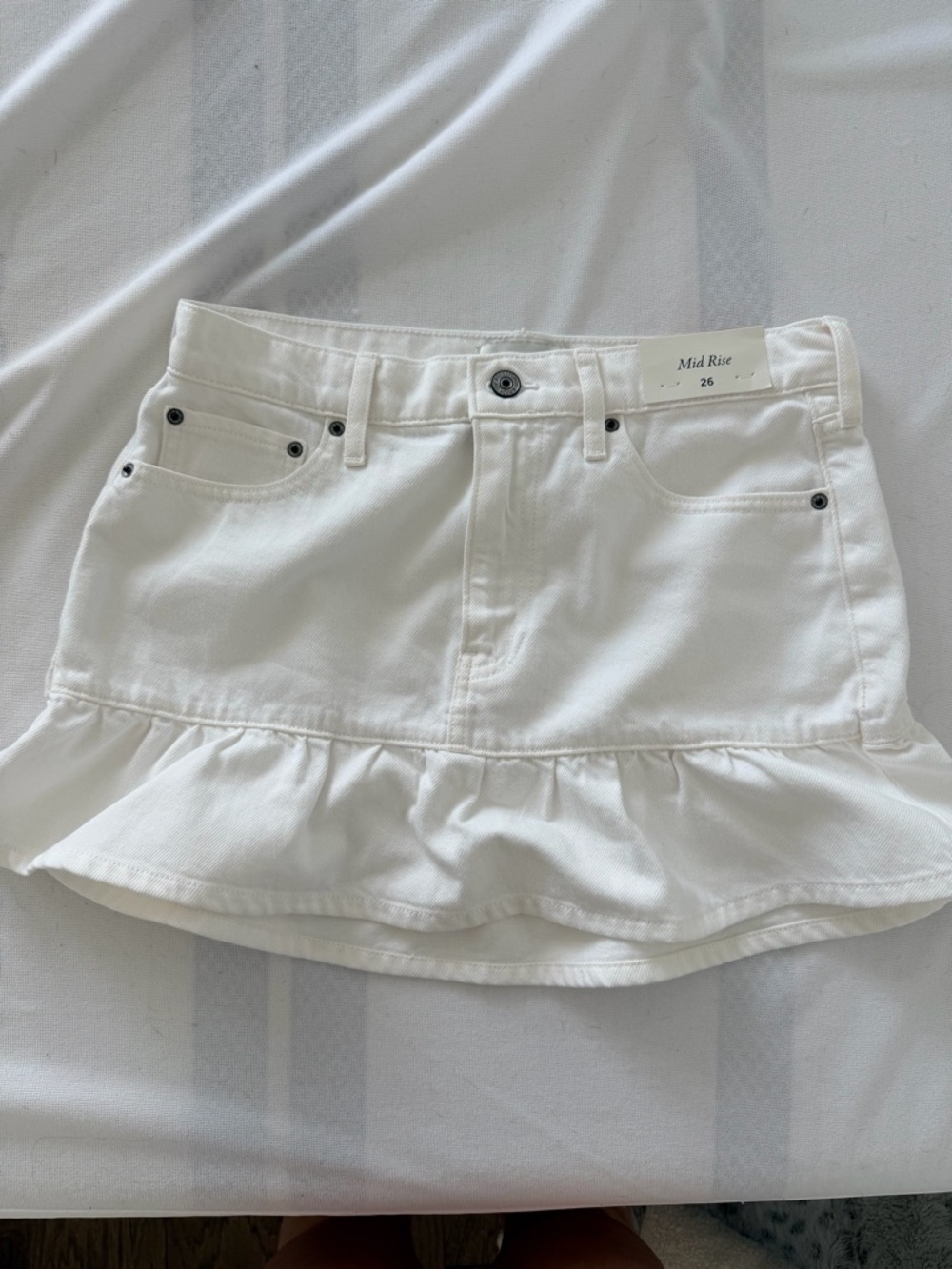 Abercrombie & Fitch White Ruffle-Hem Mid-Rise Mini Skirt